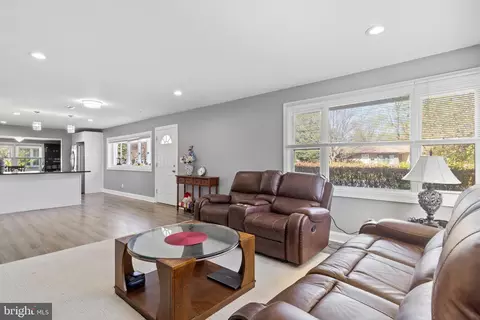 Living - 14 Martindale Dr, Newark, DE 19713 photo 2 of 3