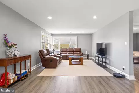 Living - 14 Martindale Dr, Newark, DE 19713 photo 1 of 3