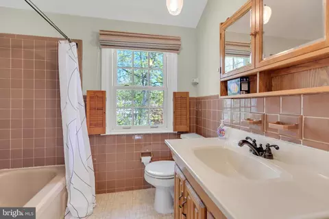 Bath - 1407 Carson Rd, Wilmington, DE 19803 photo 3 of 3