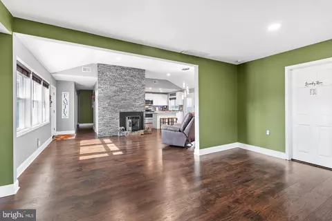 Living - 10 W Stephen Dr, Newark, DE 19713 photo 2 of 4