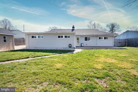 Exterior - 10 W Stephen Dr, Newark, DE 19713 photo 2 of 7