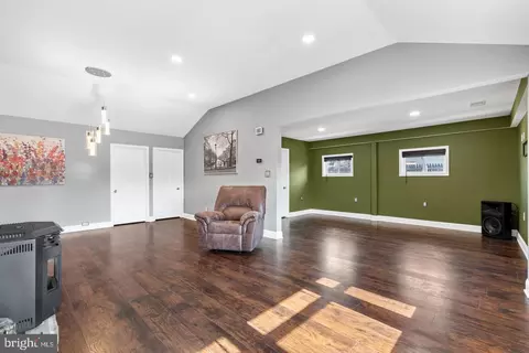 Living - 10 W Stephen Dr, Newark, DE 19713 photo 1 of 4