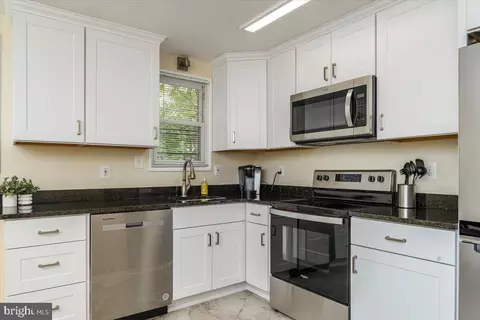Kitchen - 17 Madison Dr, Newark, DE 19711 photo 2 of 4