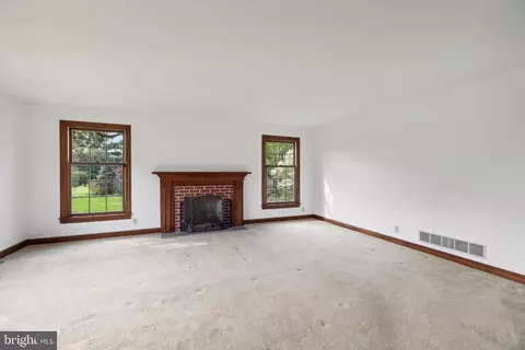 Living - 3 Radburn Ln, Newark, DE 19711 photo 1 of 3