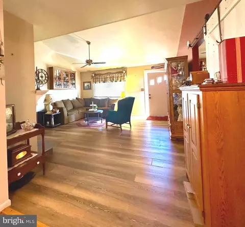 Living - 176 Melodic Dr, Newark, DE 19713 photo 2 of 5