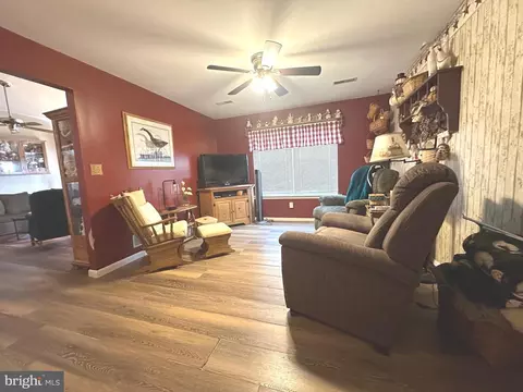 Living - 176 Melodic Dr, Newark, DE 19713 photo 4 of 5