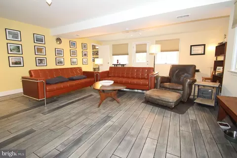 Living - 963 Devon Dr, Newark, DE 19711 photo 2 of 3