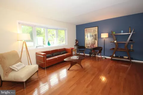Living - 963 Devon Dr, Newark, DE 19711 photo 1 of 3