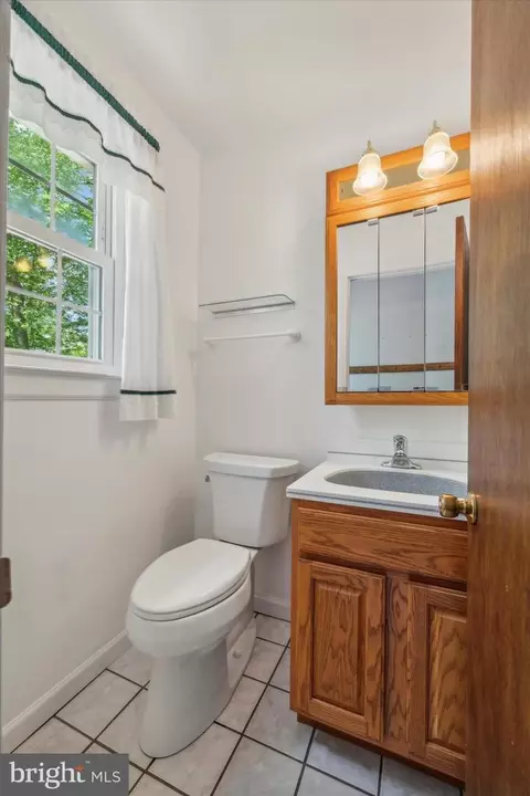 Bath - 32 Blue Jay Dr, Newark, DE 19713 photo 1 of 4