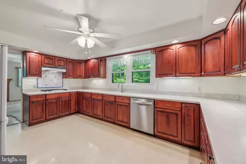 Kitchen - 32 Blue Jay Dr, Newark, DE 19713 photo 2 of 3