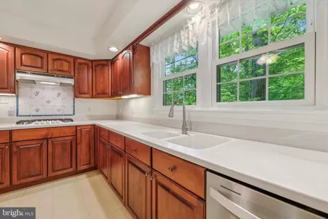 Kitchen - 32 Blue Jay Dr, Newark, DE 19713 photo 3 of 3