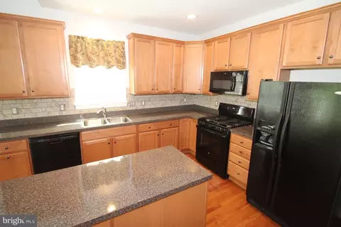 Kitchen - 95 Devalinder Dr, Newark, DE 19702 photo 2 of 2