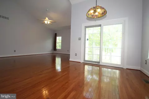 Living - 95 Devalinder Dr, Newark, DE 19702 photo 2 of 3