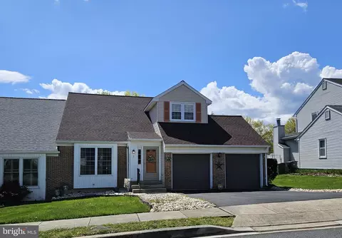 7 Green Meadow Ct, Newark, DE 19711