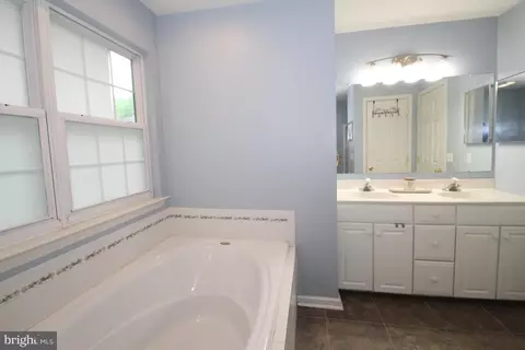 Bath - 33 Anthony Dr, Newark, DE 19702 photo 1 of 1