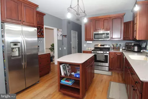 Kitchen - 33 Anthony Dr, Newark, DE 19702 photo 2 of 2