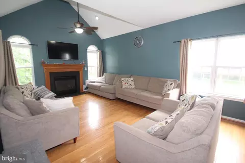 Living - 33 Anthony Dr, Newark, DE 19702 photo 3 of 3