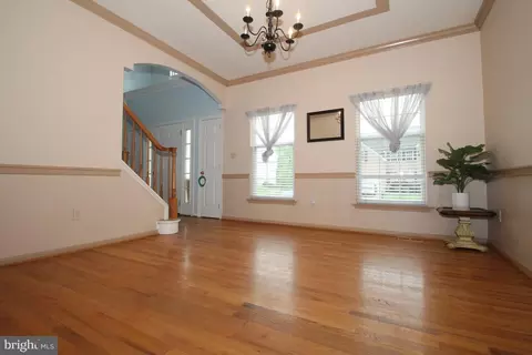 Living - 33 Anthony Dr, Newark, DE 19702 photo 2 of 3