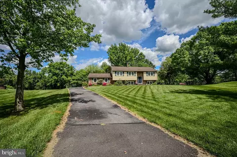 14 Lullaby Ln, Newark, DE 19702