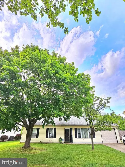 4 Iris Ln, Newark, DE 19702