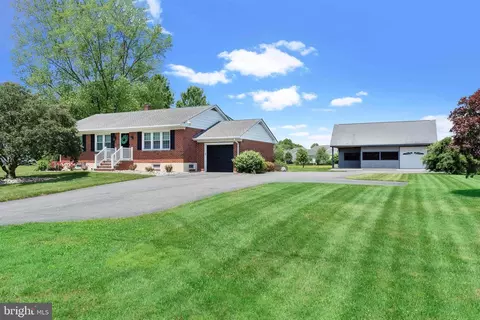 8 Marabou Dr, Newark, DE 19702