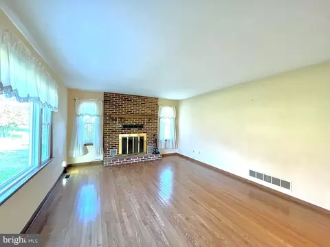 Living - 5 Slashpine Cir, Hockessin, DE 19707 photo 1 of 2