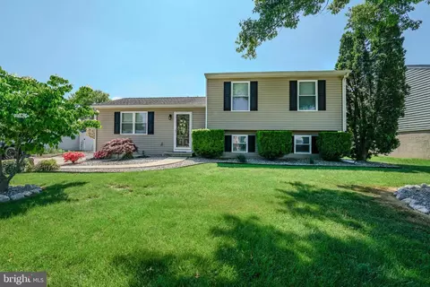 27 Country Ln W, Newark, DE 19702