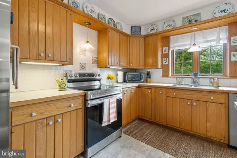 Kitchen - 2124 Graves Rd, Hockessin, DE 19707 photo 5 of 6