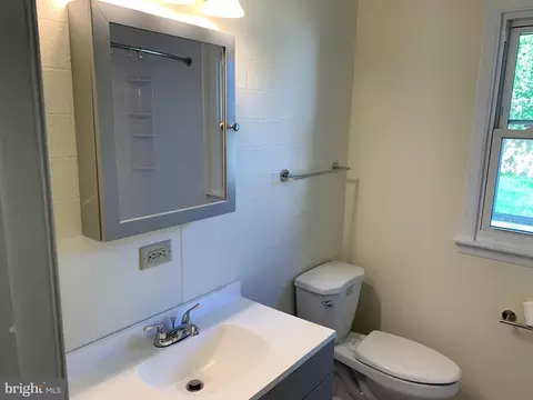 Bath - 10 Brookbend Dr, Newark, DE 19713 photo 1 of 1