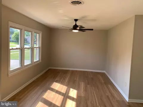Living - 10 Brookbend Dr, Newark, DE 19713 photo 1 of 1