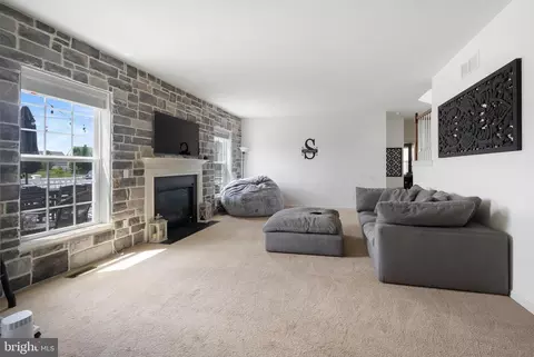 Living - 305 Putter St, Townsend, DE 19734 photo 1 of 1