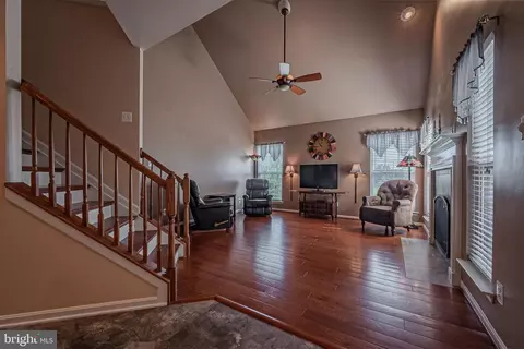 Living - 313 Pierce Run, Newark, DE 19702 photo 1 of 4