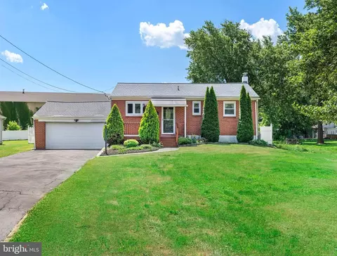 13 Meadow Rd, New Castle, DE 19720