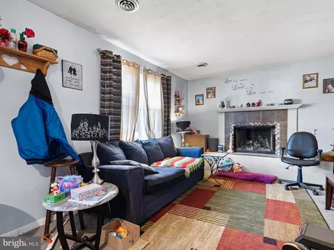 Living - 26 E Shady Dr, Newark, DE 19713 photo 2 of 2