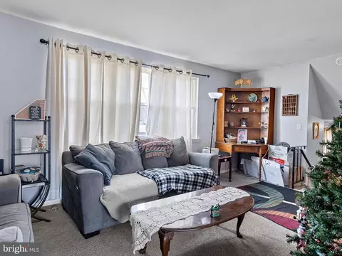 Living - 26 E Shady Dr, Newark, DE 19713 photo 1 of 2