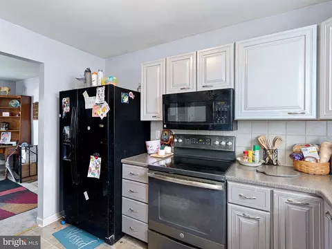 Kitchen - 26 E Shady Dr, Newark, DE 19713 photo 2 of 3