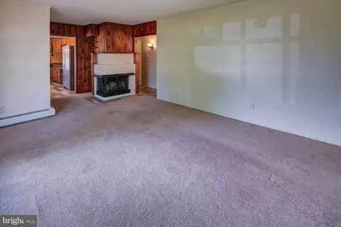 Living - 17 Chippendale Cir, Newark, DE 19713 photo 2 of 4