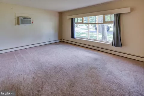 Living - 17 Chippendale Cir, Newark, DE 19713 photo 3 of 4