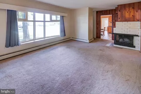 Living - 17 Chippendale Cir, Newark, DE 19713 photo 1 of 4