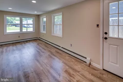 Living - 17 Chippendale Cir, Newark, DE 19713 photo 4 of 4