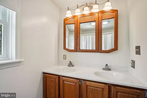 Bath - 520 Cullan Dr, Bear, DE 19701 photo 4 of 5