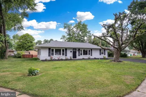 3 Meadow Ln, Newark, DE 19713