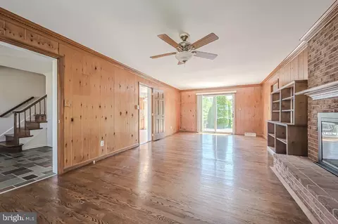 Living - 323 Manubay Ct, Bear, DE 19701 photo 5 of 10