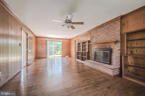 Living - 323 Manubay Ct, Bear, DE 19701 photo 6 of 10