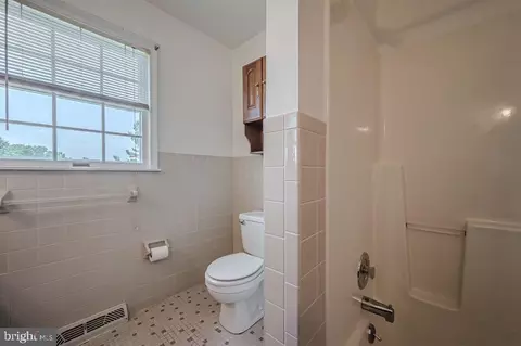 Bath - 323 Manubay Ct, Bear, DE 19701 photo 3 of 5
