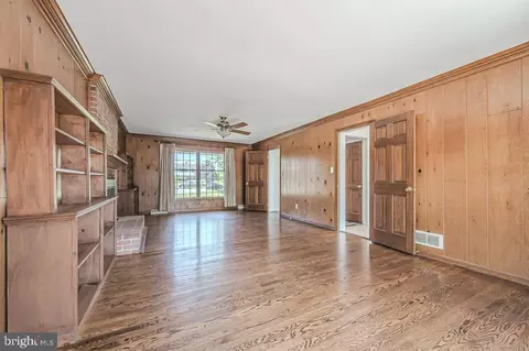 Living - 323 Manubay Ct, Bear, DE 19701 photo 7 of 10