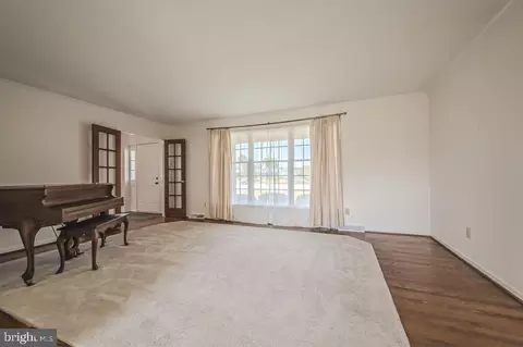 Living - 323 Manubay Ct, Bear, DE 19701 photo 3 of 10