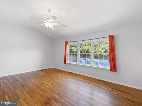 Living - 20 Glyn Dr, Newark, DE 19713 photo 10 of 12