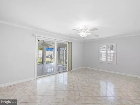 Living - 20 Glyn Dr, Newark, DE 19713 photo 4 of 12