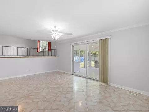 Living - 20 Glyn Dr, Newark, DE 19713 photo 6 of 12